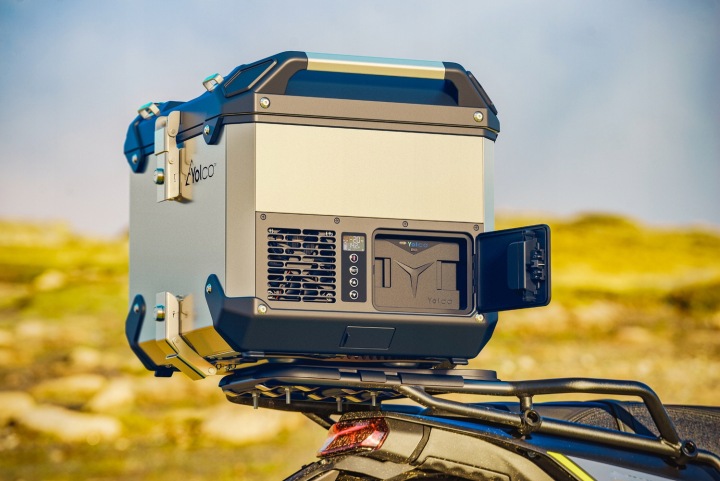 LODOWKA-MOTOCYKLOWA-KOMPRESOROWA-NA-MOTOR-TOPCASE-YOLCO-MCX17-SILVER-17l-Zawiera-baterie-nie.jpg