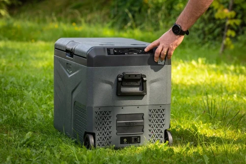 lodowka-samochodowa-turystyczna-kompresorowa-TCX50-CARBON-motozebra (2).webp