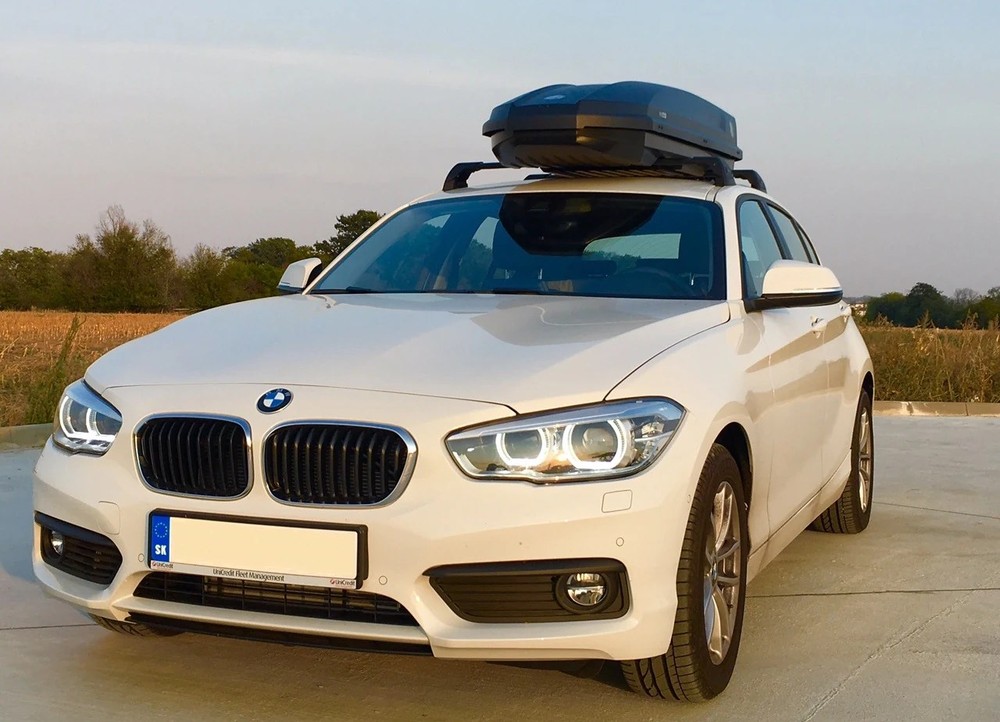 Box dachowy Northline EcoSpace HX czarny mat zamontowany na dachu białego BMW, ujęcie od przodu