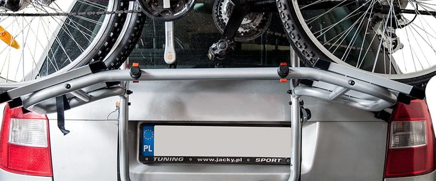 Dwa rowery na bagażniku rowerowym zamontowanym na tylnej klapie samochodu - Sklep motozebra