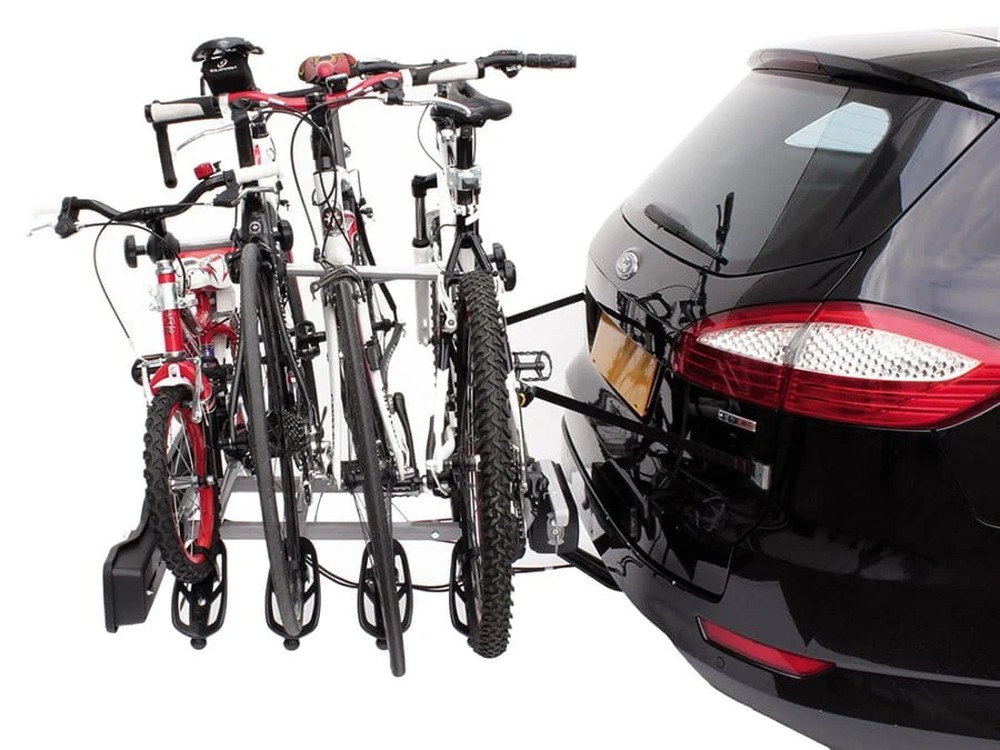 Platforma na hak Peruzzo Parma 4 Czarny z czterema rowerami na aucie, ujęcie pod kątem