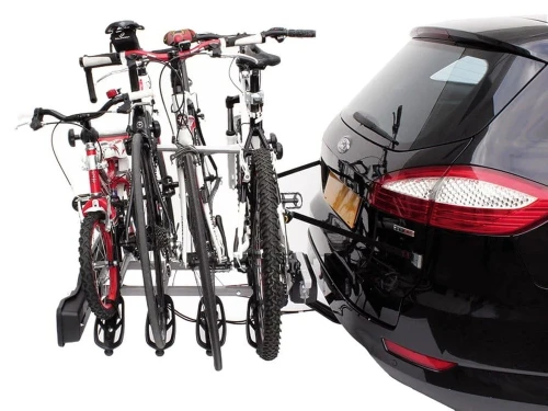 Platforma na hak Peruzzo Parma 4 Czarny z czterema rowerami na aucie, ujęcie pod kątem