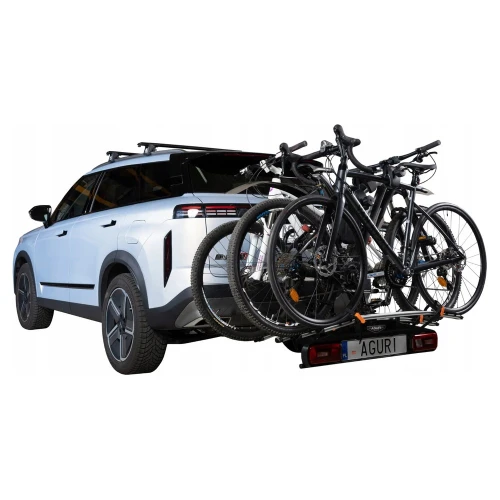 Aguri Active Bike PRO 4 czarny z rowerami na haku białego SUV-a, zdjęcie plenerowe - Sklep motozebra