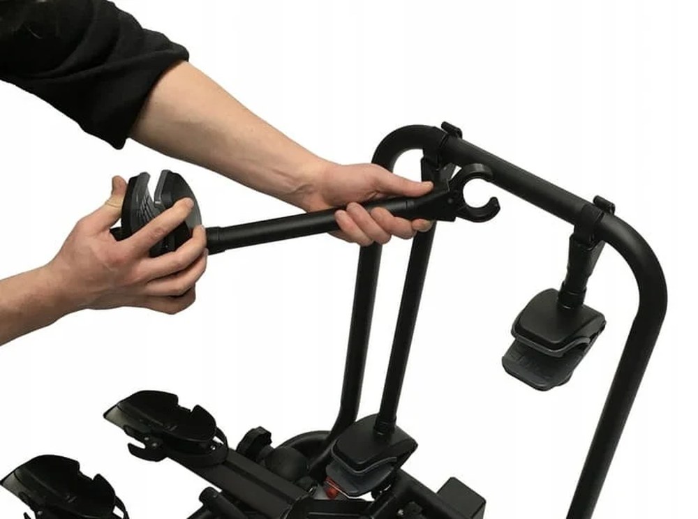 Aguri Active Bike PRO 4 czarny – montaż na haku, dłonie operatora przy zaczepie - Sklep motozebra