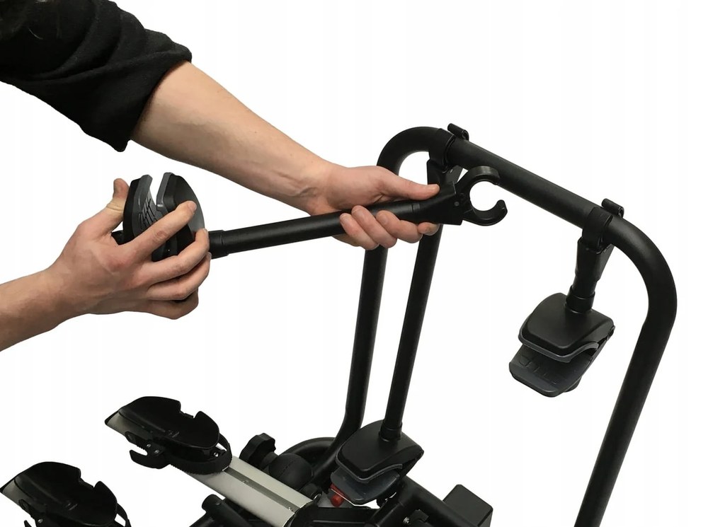 Aguri Active Bike PRO 3 srebrny – regulacja uchwytu na ramę, dłoń obsługuje zacisk - Sklep motozebra