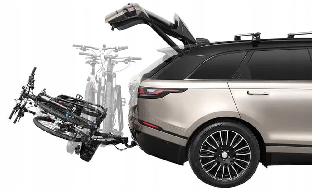 Aguri Active Bike PRO 3 srebrny z rowerami opuszczony w dół (funkcja uchyłu), SUV w tle - Sklep motozebra