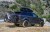 MENABO ORBIT 3 z rowerami i boxem dachowym na czarnym SUV-ie w terenie - Sklep motozebra