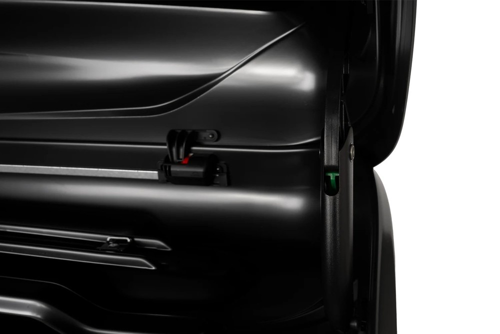 Box dachowy Inter Pack Traxer 6.6 antracyt 410L – zamontowany na dachu czarnego SUV-a, ujęcie z boku na parkingu
