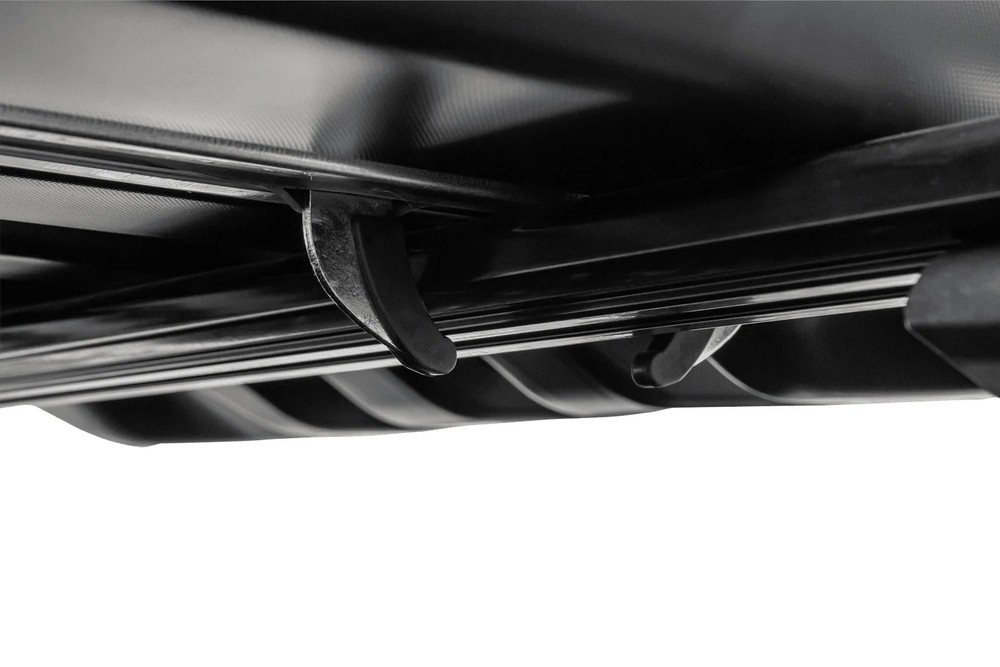 Box dachowy Inter Pack Traxer 6.6 antracyt 410L – widok z przodu z bliska, logo i krawędź czołowa