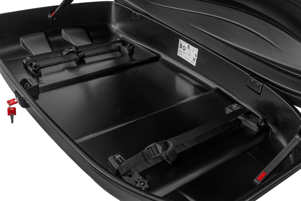 Box dachowy Inter Pack Stella 370 czarny mat 240L – detal czerwonych klamer bocznych systemu mocowania