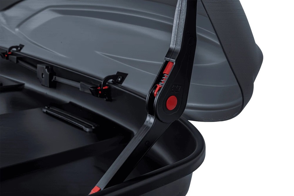 Box dachowy Inter Pack Stella 480 srebrny kevlar 390L – detal mechanizmu zatrzaskowo-zamkowego, chromowane elementy blokujące pokrywę