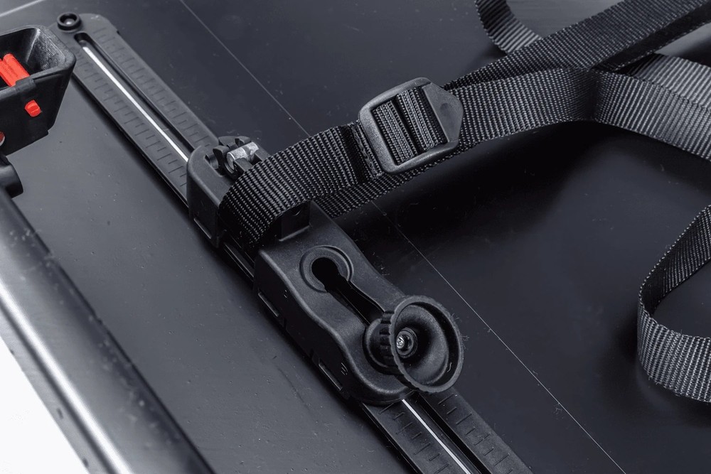 Box dachowy Inter Pack Stella 480 srebrny kevlar 390L – srebrny box na dachu kombi, boczne ujęcie podczas jazdy w terenie leśnym