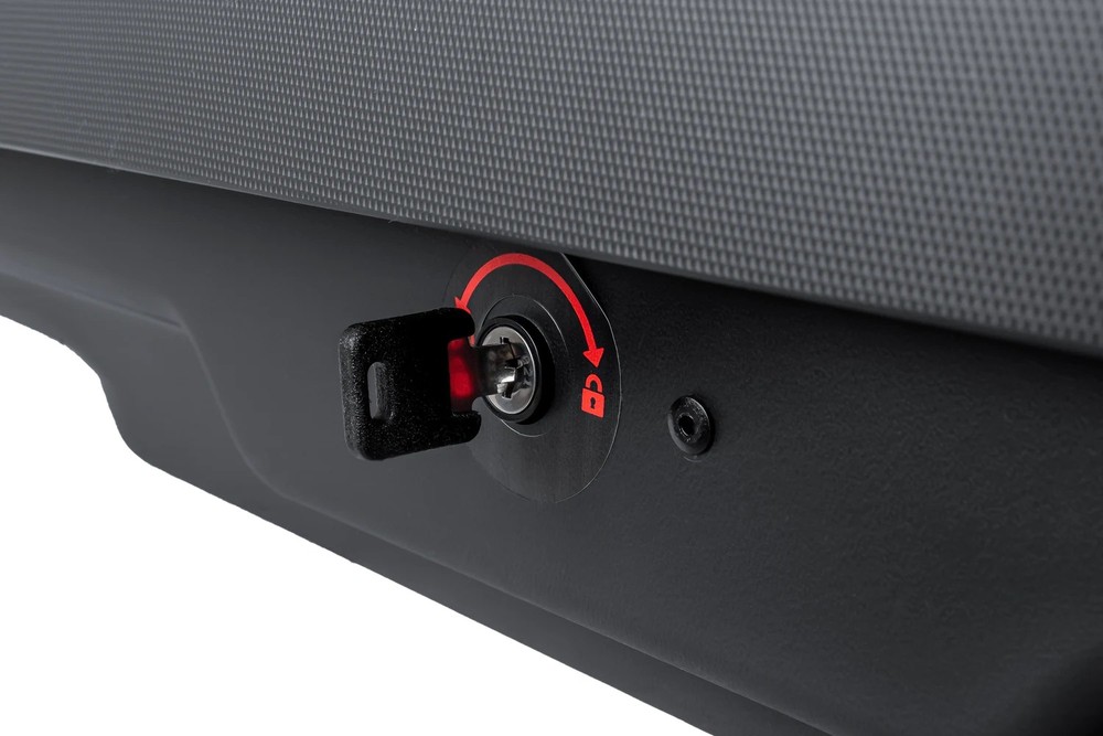 Box dachowy Inter Pack Monsun S czarny mat 400L – zbliżenie na przetłoczenia linii bocznych, design aerodynamiczny serii Monsun