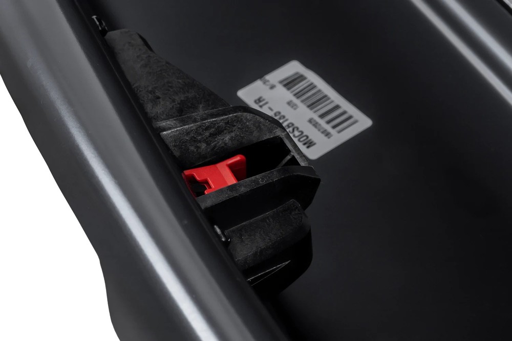 Box dachowy Inter Pack Monsun S czarny mat 400L – zbliżenie na mechanizm montażowy, zacisk dociskany do profilu relingów dachowych