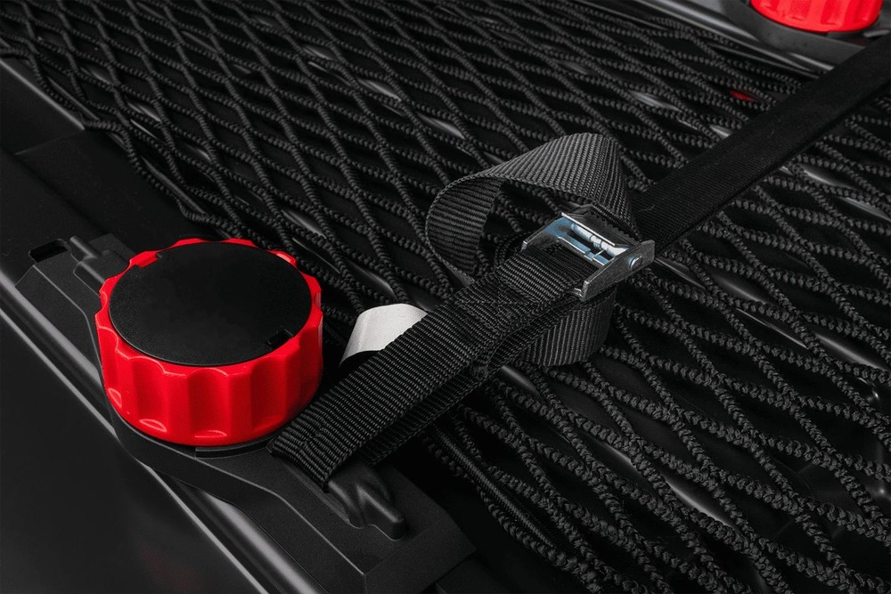 Box dachowy Inter Pack Monsun M czarny mat 470L – zamontowany na dachu ciemnego SUV-a, widok 3/4 z przodu