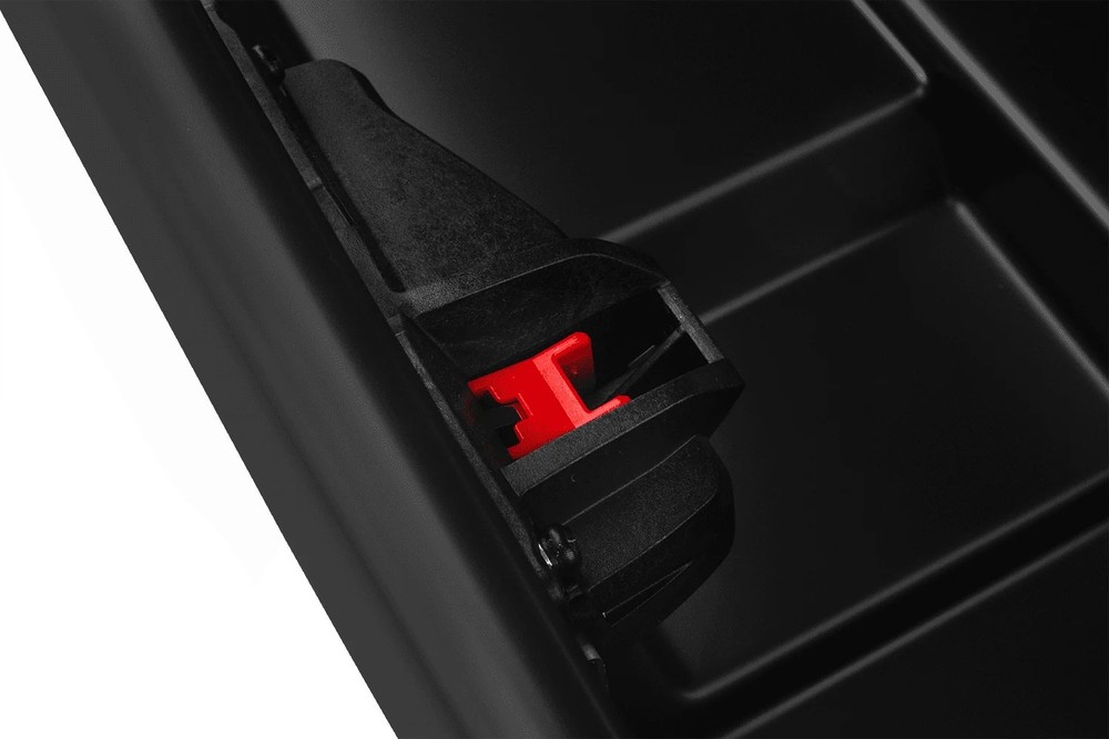 Box dachowy Inter Pack Monsun M czarny mat 470L – box otwarty z uniesioną pokrywą, ujęcie 3/4