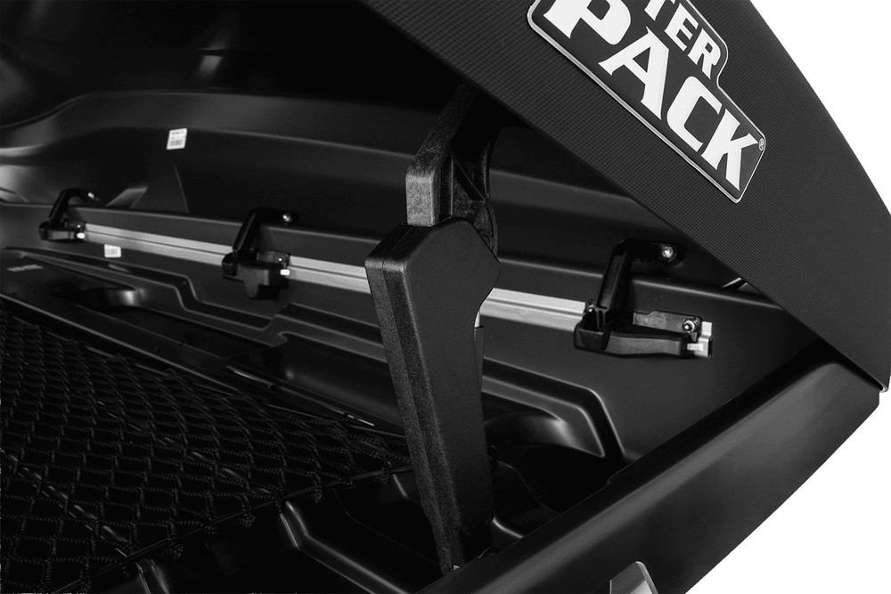 Box dachowy Inter Pack Monsun M czarny mat 470L – ujęcie 3/4 z prawej strony, drugi kąt bryły