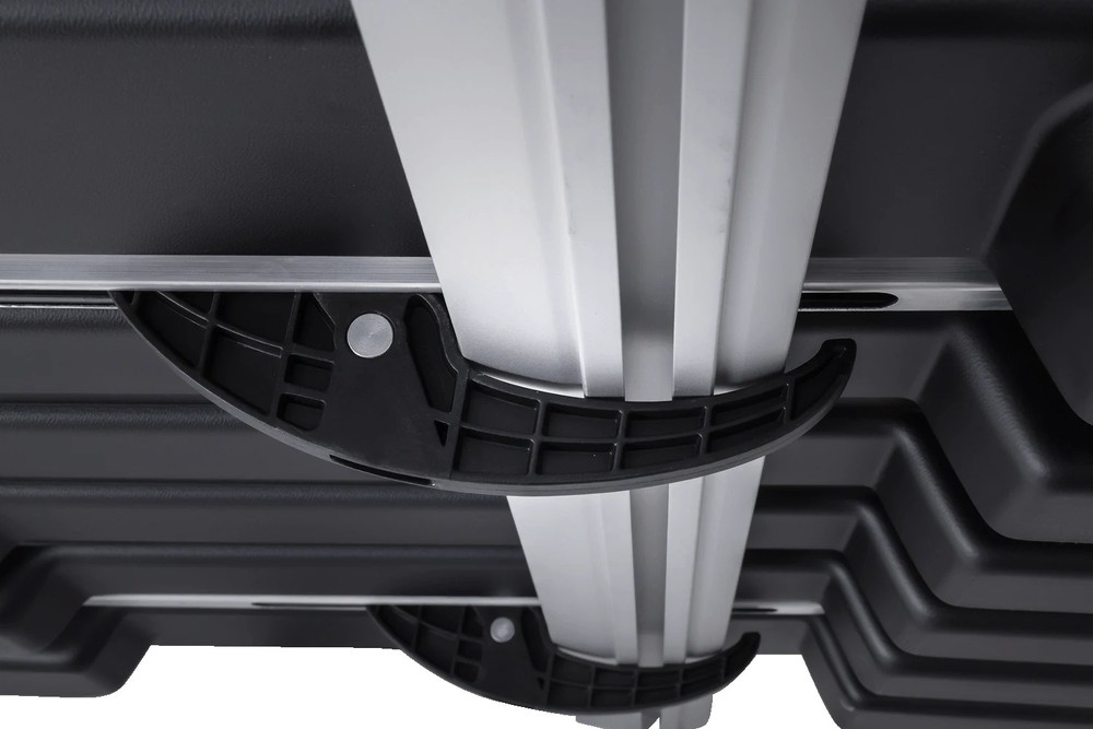 Box dachowy Inter Pack Monsun M antracyt mat 470L – antracytowy box na dachu SUV-a, ujęcie z przodu pojazdu podkreślające elegancki wygląd