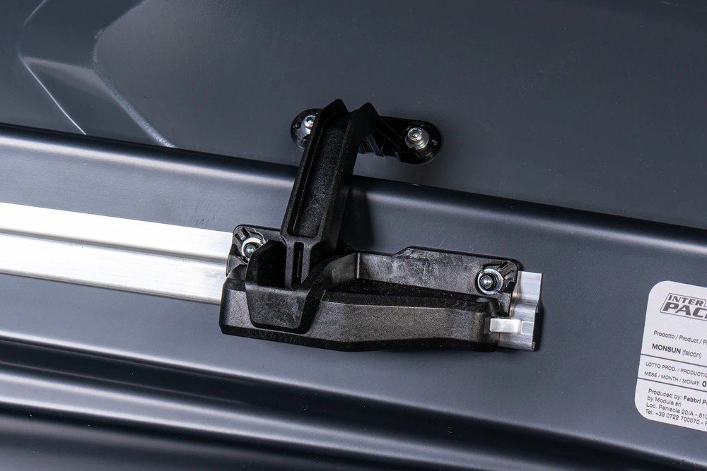 Box dachowy Inter Pack Monsun M antracyt mat 470L – box zamontowany na dachu kombi, ujęcie od tyłu pojazdu na parkingu