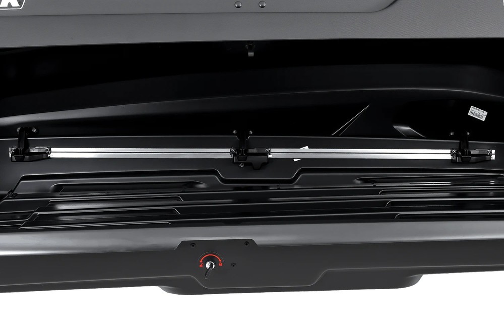 Box dachowy Inter Pack Monsun L czarny mat 550L – wnętrze komory 550L, gładka podłoga i ścianki boczne