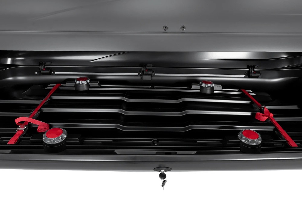 Box dachowy Inter Pack Horizon XL antracyt 550L – box na dachu samochodu, widok z boku przy pełnym montażu