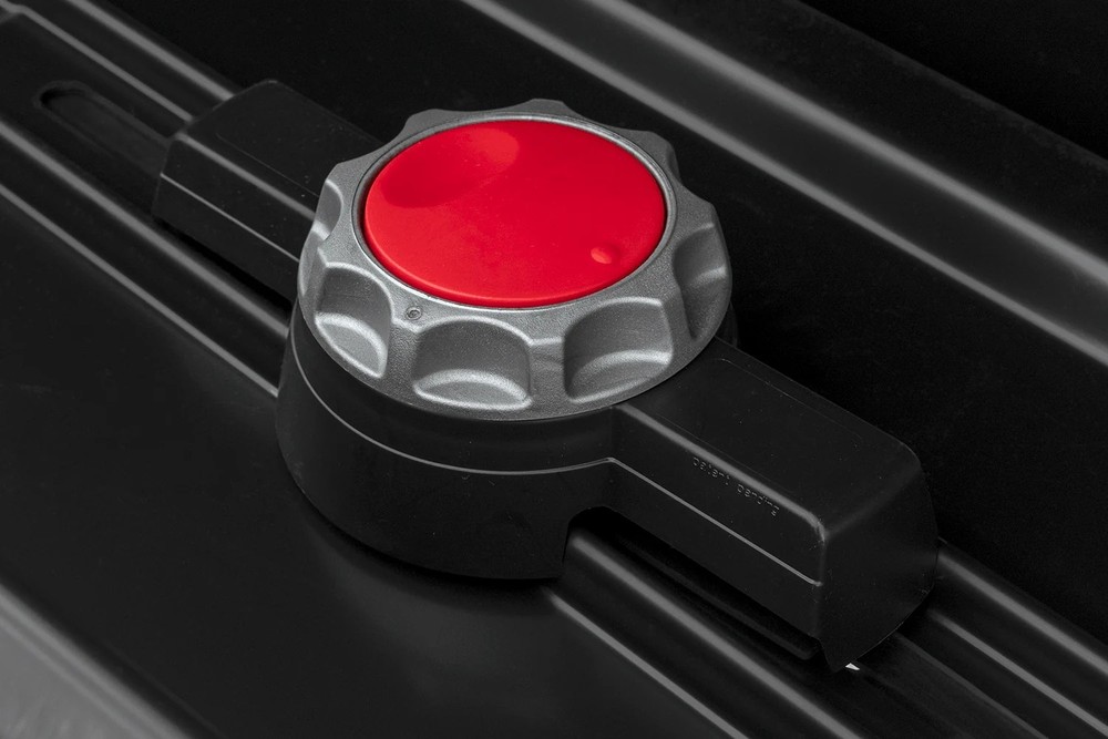 Box dachowy Inter Pack Horizon XL antracyt 550L – wewnętrzny mechanizm zacisków do regulacji rozstawu relingów
