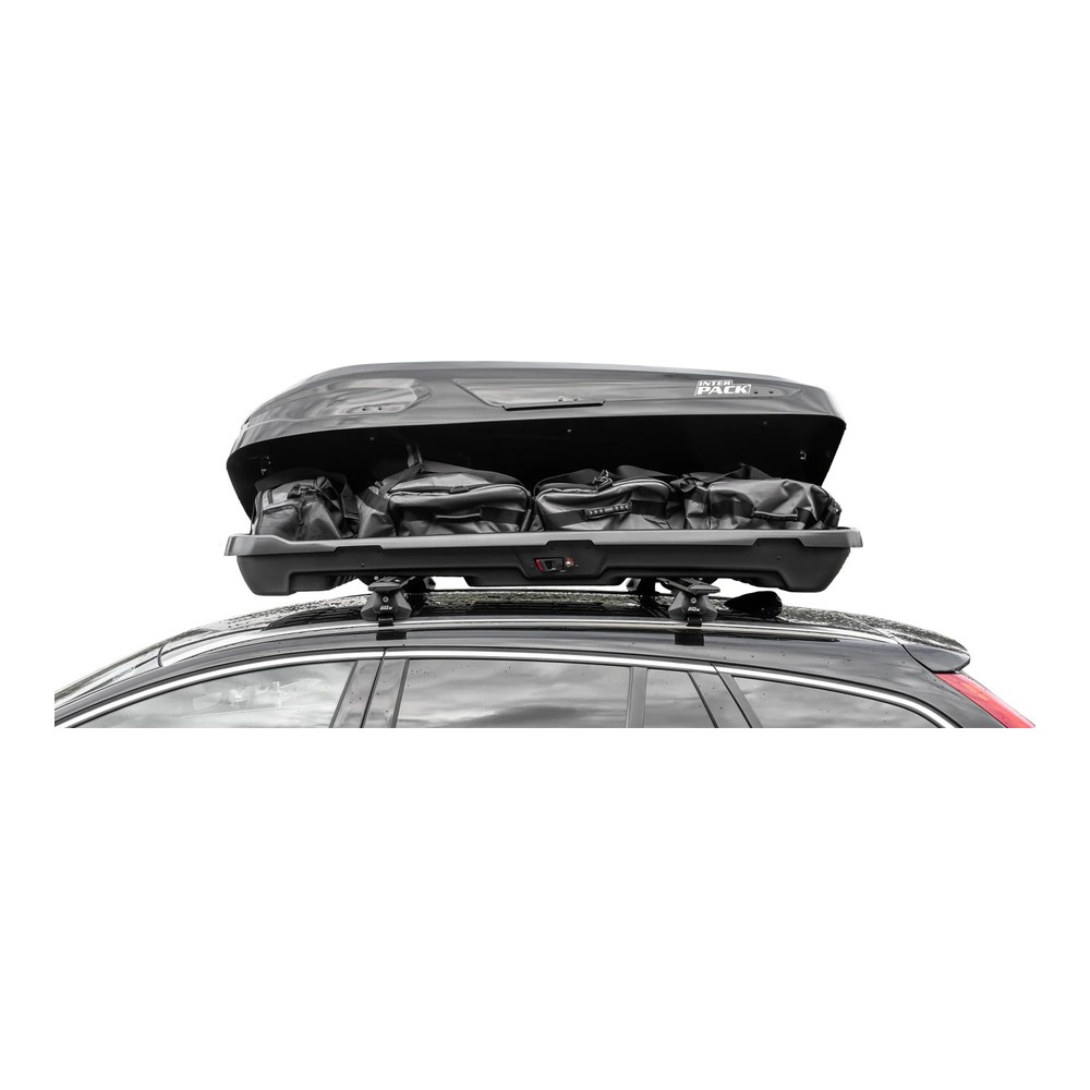 Box dachowy Inter Pack Monsun PRO M czarny metalik - 470L – box zainstalowany na dachu SUV-a, real-life widok z boku przy drodze