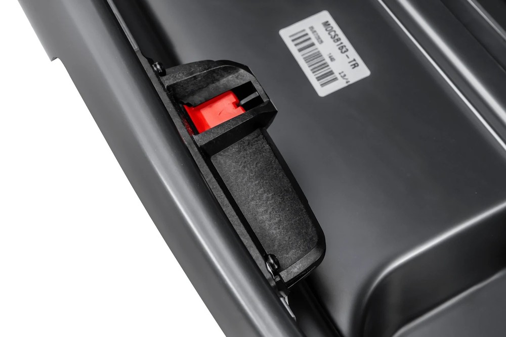 Box dachowy Inter Pack Monsun PRO L czarny metalik - 550L – zbliżenie na zamek z kluczykiem przy krawędzi pokrywy, mechanizm centralnego zamknięcia