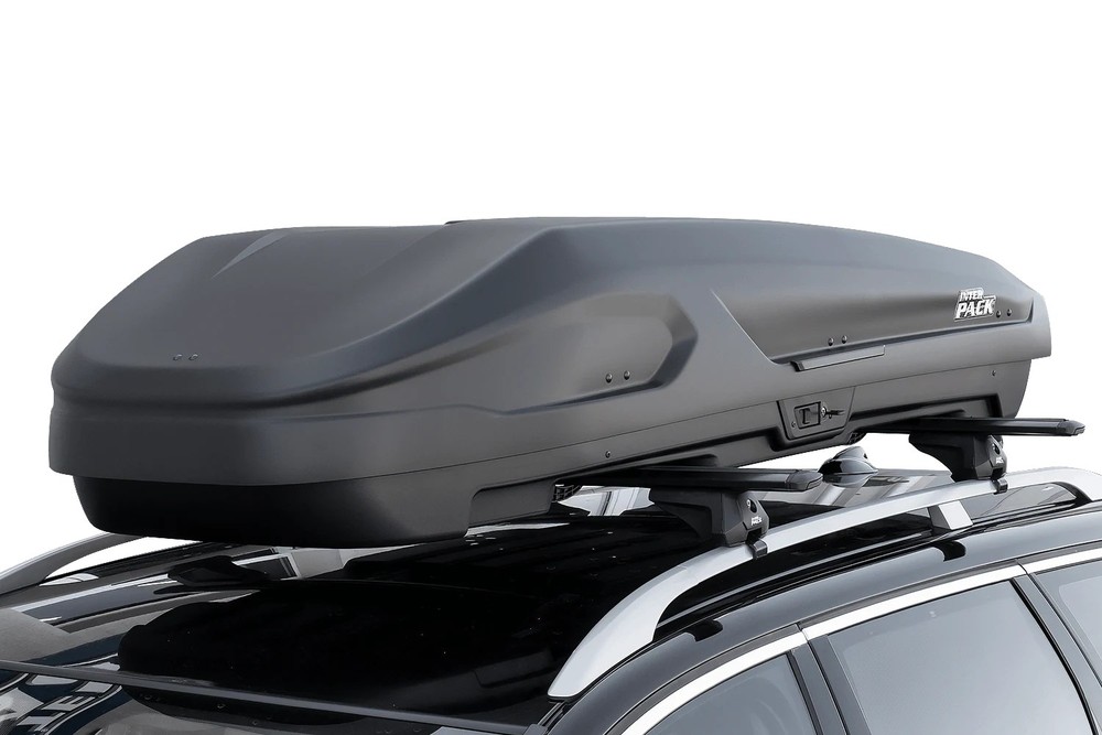 Box dachowy Inter Pack Monsun PRO L czarny mat - 550L – box zainstalowany na dachu SUV-a, real-life widok z boku w terenie leśnym