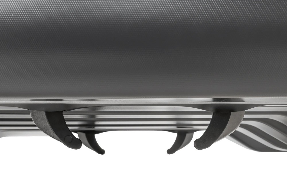 Box dachowy Atera Casar L antracyt mat - 420L – detal: mechanizm otwierania obustronne, zawiasy i dźwignie blokujące