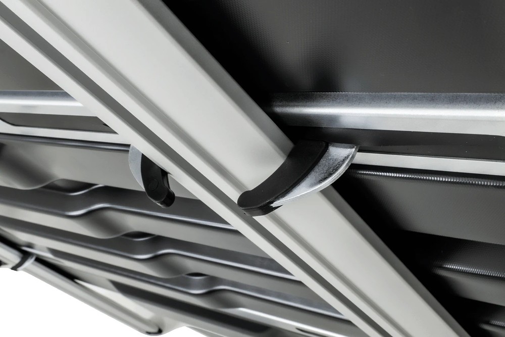 Box dachowy Inter Pack Zenith 6.6 czarny metalik – zbliżenie na szynę montażową z widocznym profilem aluminiowym i systemem zaciskowym