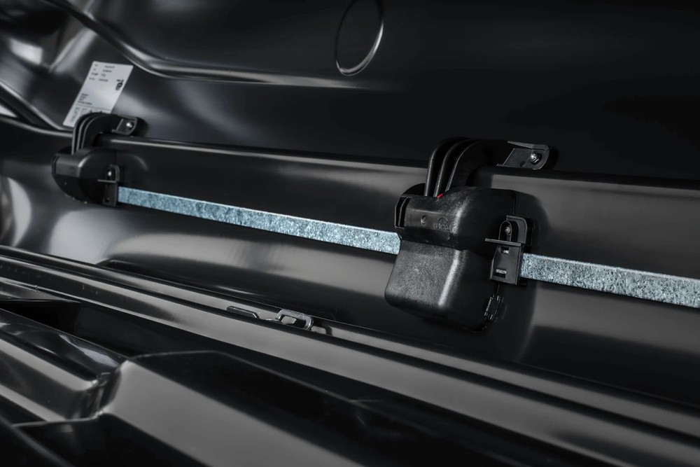 Box dachowy Inter Pack Zenith 6.6 czarny metalik – detal prowadnicy aluminiowej wewnątrz skrzyni dachowej zapewniającej precyzyjne prowadzenie systemu mocowania