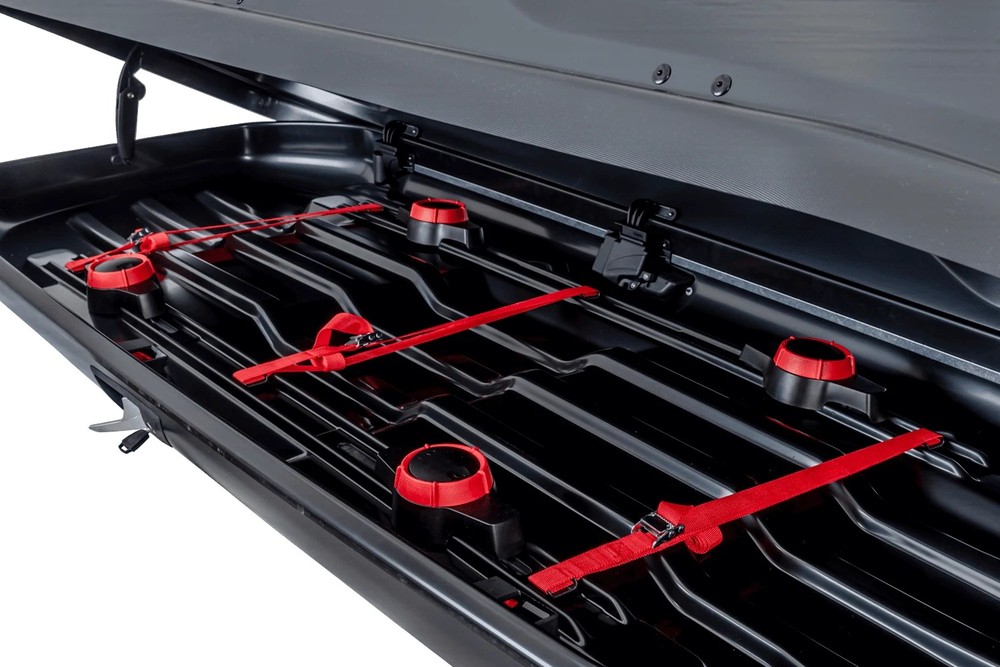 Box dachowy Atera Casar XL antracyt mat - 540L – detal: mechanizm otwierania obustronnego i zawiasy pokrywy z bliska
