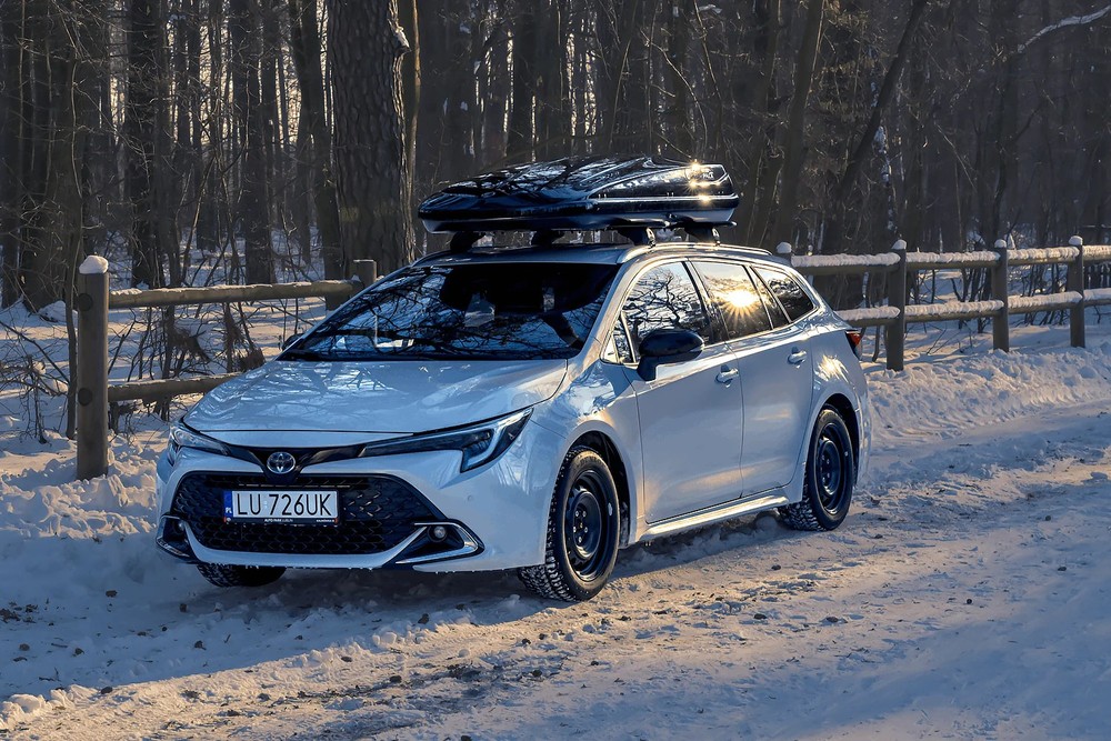 Box dachowy Inter Pack Zenith 8.6 czarny metalik 440L – widok z przodu z bliska, krawędź czołowa boxa