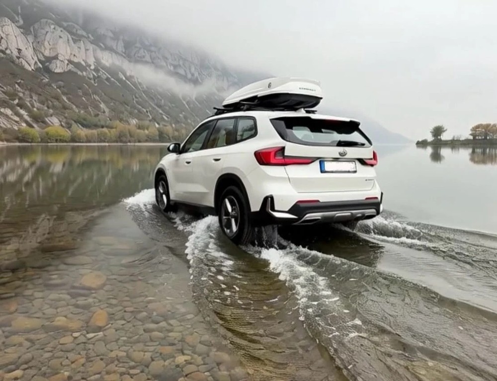Biały SUV z boxem dachowym Northline EvoSpace TEF biały połysk w trasie nad wodą