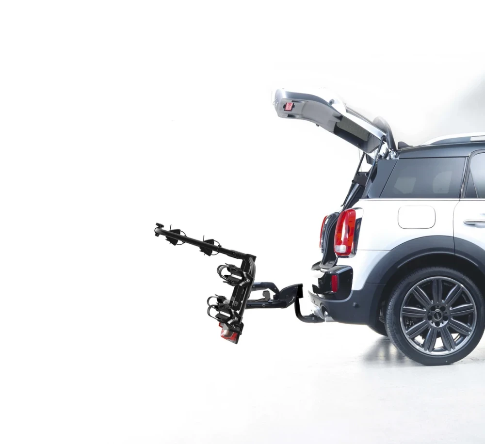 Atera Strada Trail 2 zamontowany na haku z tyłu auta, pozycja odchylona