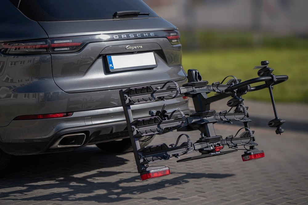 Inter Pack Spider 3 Lite zamontowany na haku SUV-a, widok z tyłu, bez rowerów - Sklep motozebra