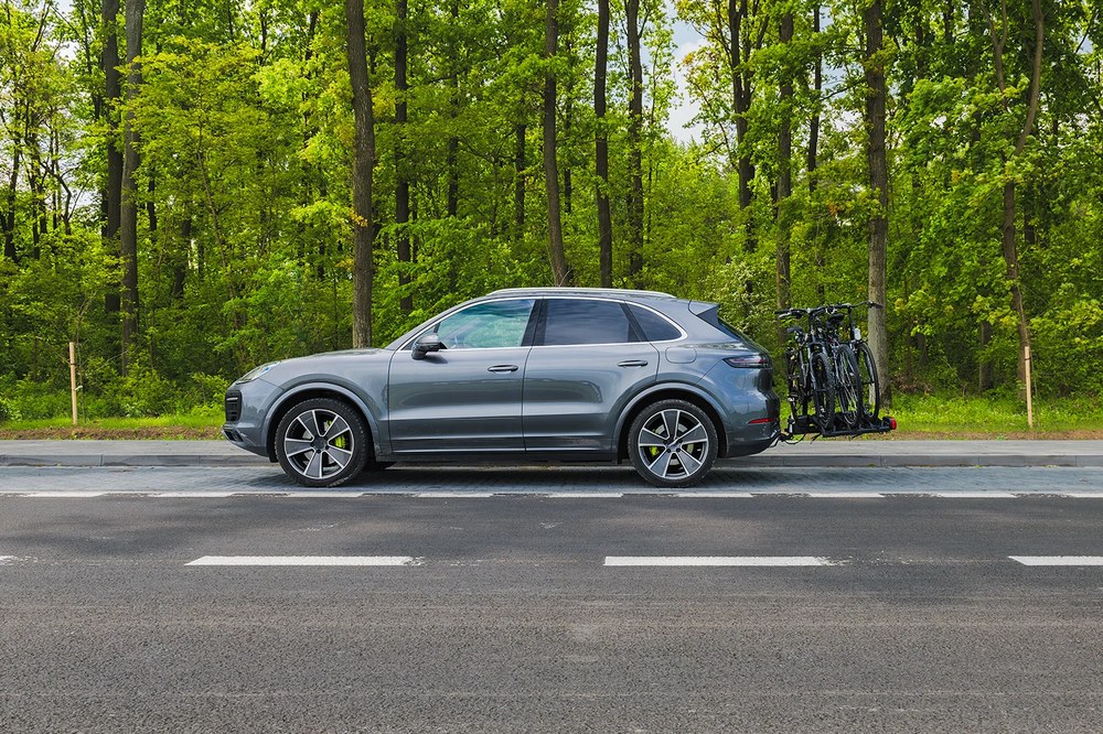 Inter Pack Spider 3 Lite na aucie jadącym drogą leśną, trzy rowery załadowane - Sklep motozebra