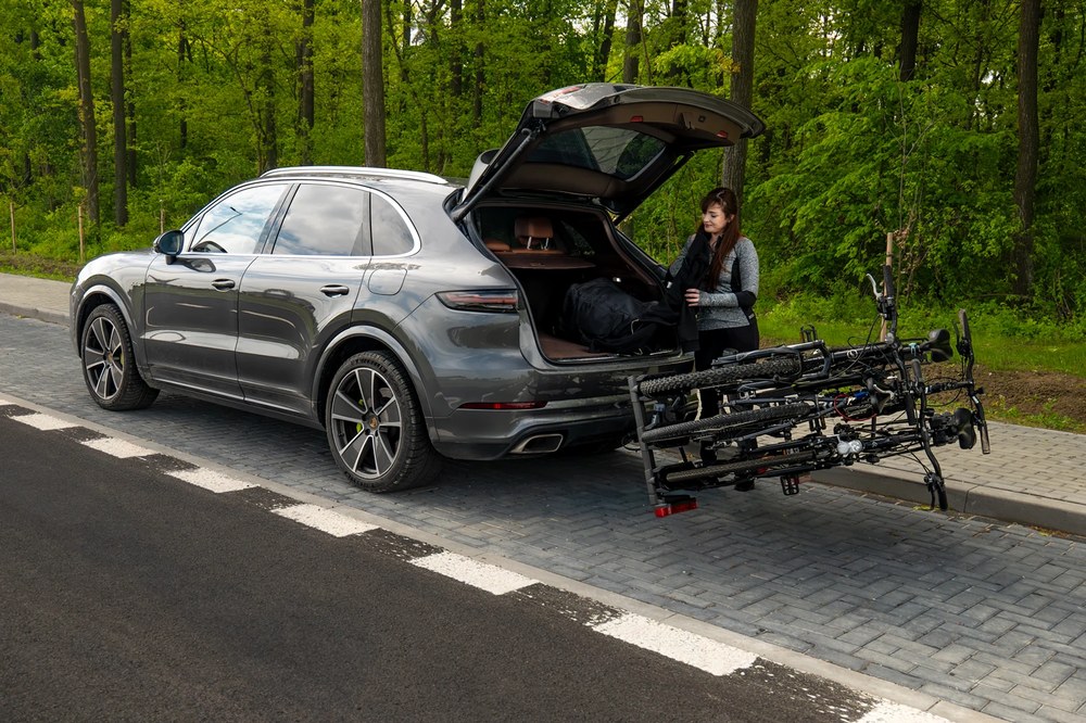 Inter Pack Spider 3 Lite z rowerami, otwarty bagażnik SUV-a, parking leśny - Sklep motozebra