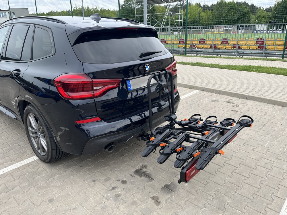 Aguri Active Bike PRO 4 czarny na haku czarnego SUV-a, zdjęcie lifestyle z boku - Sklep motozebra