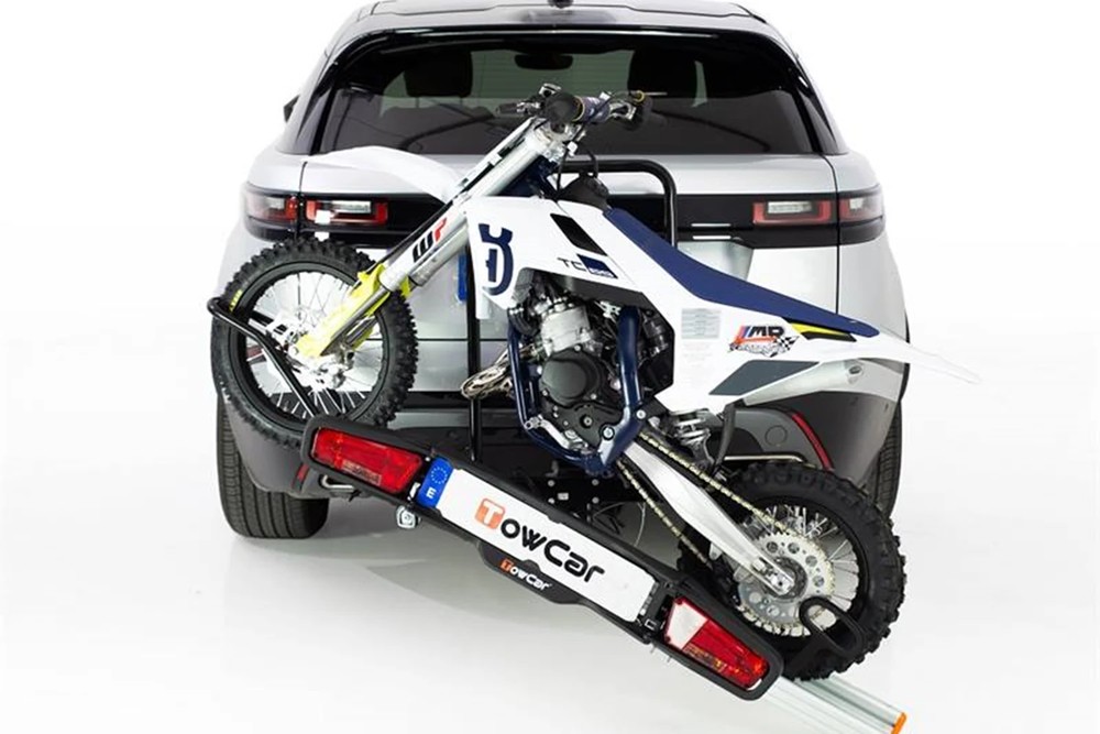 Motocykl przewożony na bagażniku na hak Towcar Balance