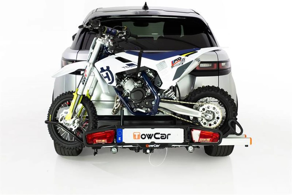 Bagażnik na hak Towcar Balance z motocyklem – widok pod kątem