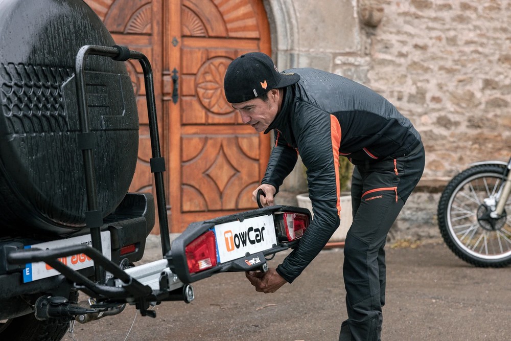 Załadunek roweru na bagażnik na hak Towcar Balance