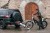 Samochód z bagażnikiem na hak Towcar Balance i motocyklem