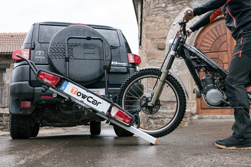 Bagażnik na hak Towcar Balance na haku samochodu