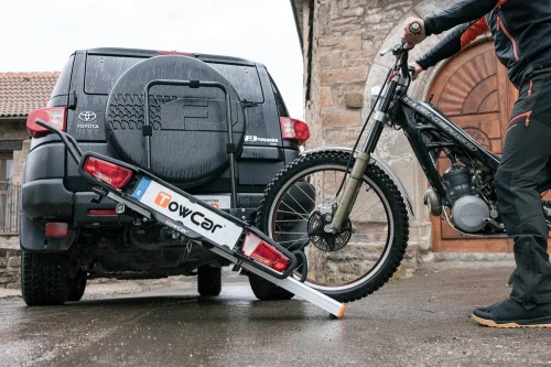 Bagażnik na hak Towcar Balance na haku samochodu