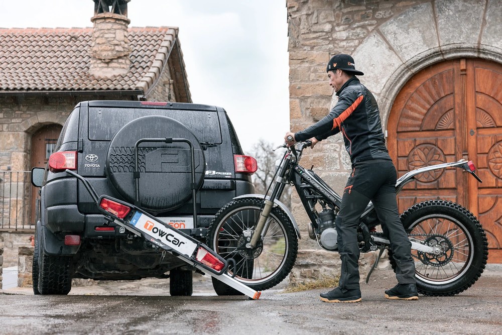 Motocykl trialowy przewożony na bagażniku na hak Towcar Balance zamontowanym na SUV-ie