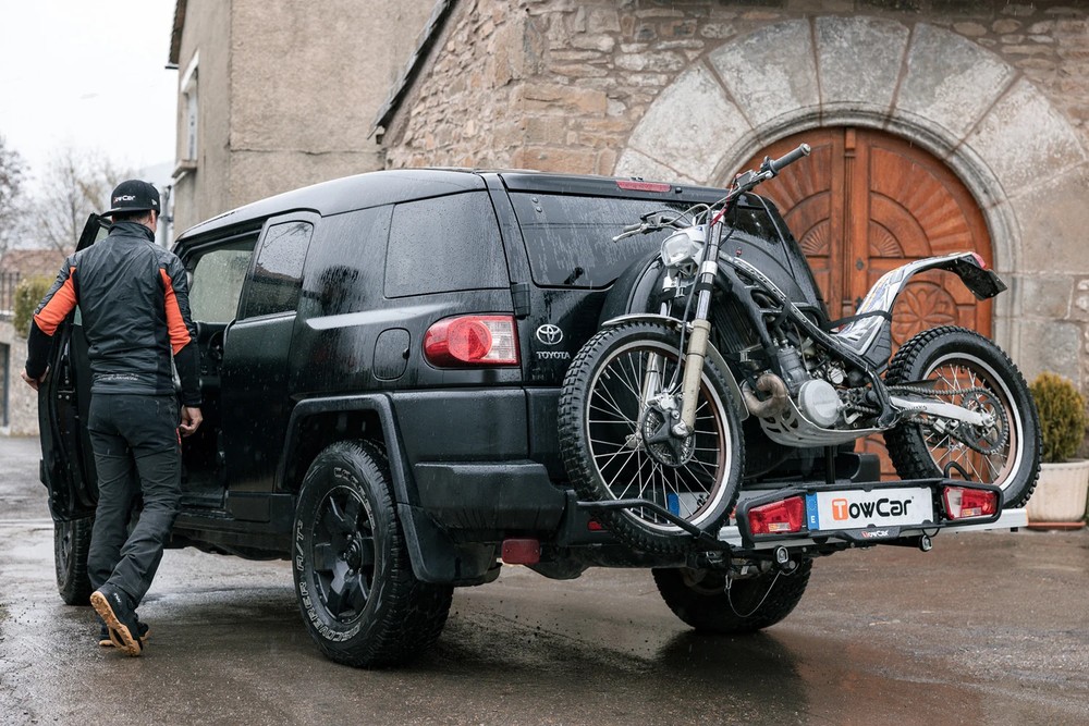 SUV z motocyklem na bagażniku na hak Towcar Balance – ujęcie z boku