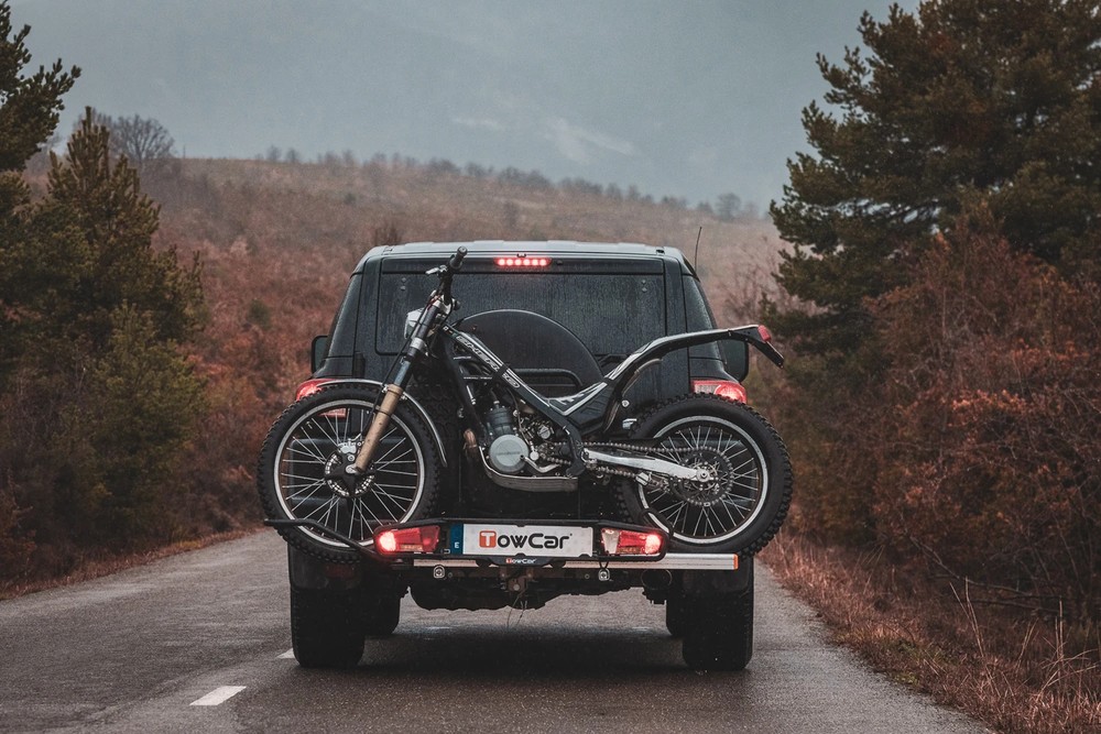 Widok z tyłu SUV-a z motocyklem na bagażniku na hak Towcar Balance