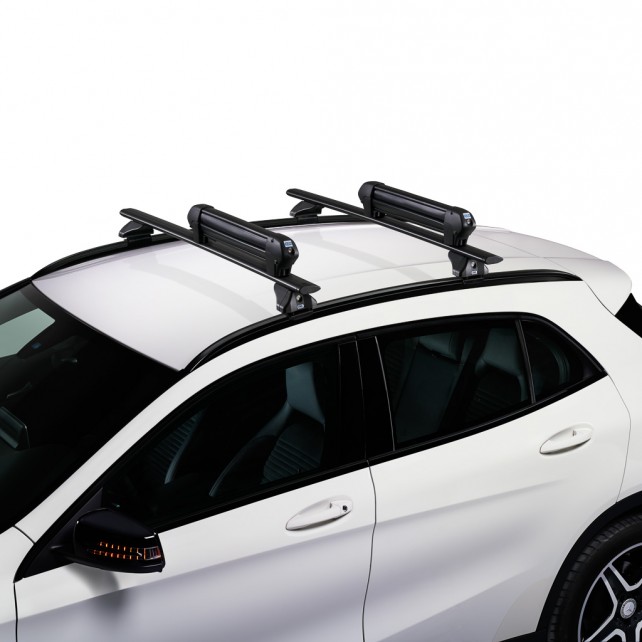 Pusty uchwyt na narty CRUZ Ski Rack Dark 4 zamontowany na belkach poprzecznych na dachu samochodu - Sklep motozebra